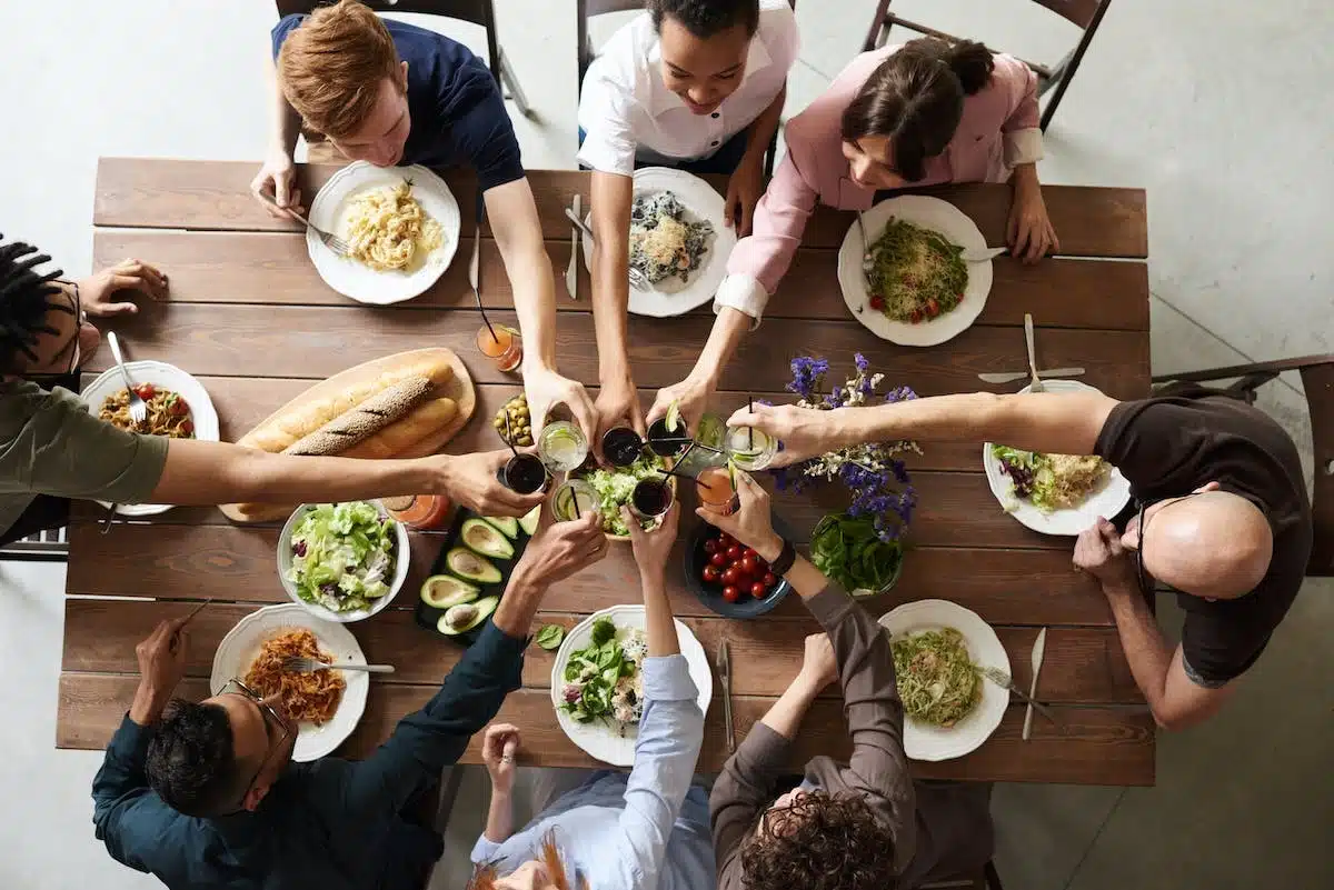 Les secrets pour réussir un dîner à thème original chez soi