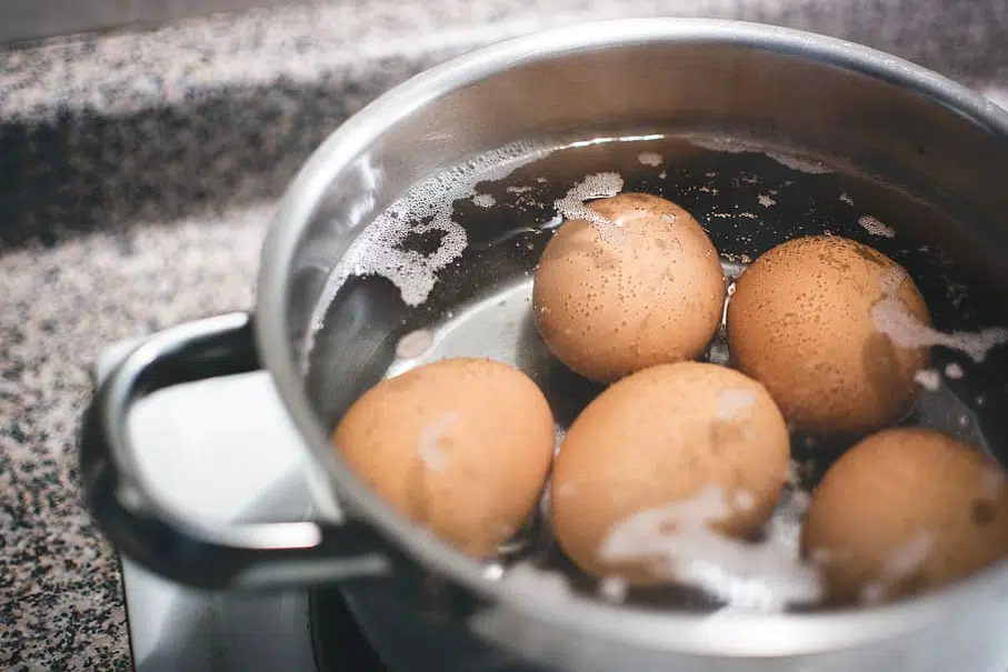 Pourquoi mettre du sel pour cuire les œufs ?