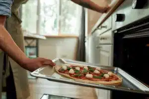 Le temps de cuisson parfait pour une pizza surgelée au four