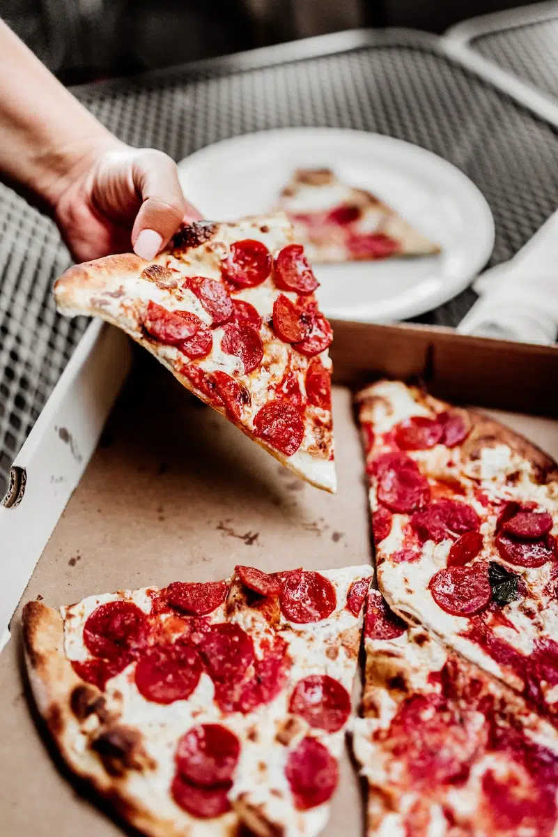 Comment cuire une pizza sur le barbecue sans couvercle ?