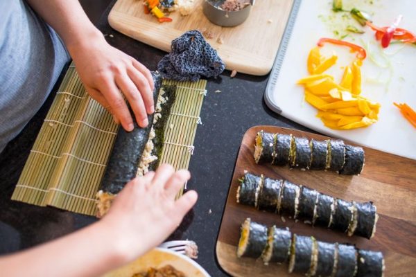 Comment rouler un sushi avec tapis ?