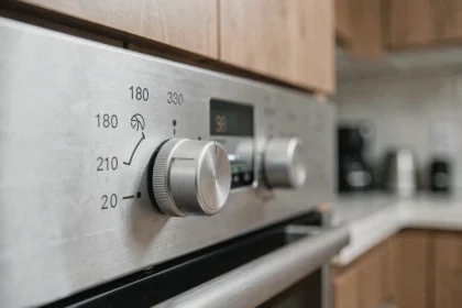 Gros plan sur le thermostat d'un four réglé à 180 degrés avec symbole chaleur tournante en cuisine moderne